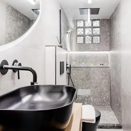 New Luxury Near Center With Garden View